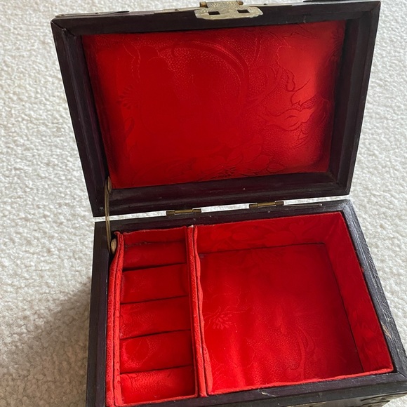 VINTAGE Wooden Chest Jewelry Box Wood and Brass accent with Antique Style Lock - Picture 11 of 11